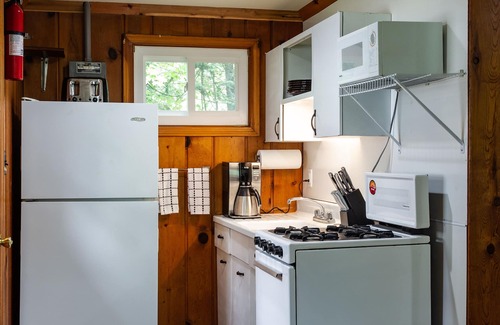 Gwinn Cabaña | Renovado Lakeside Cottage, jacuzzi, muelle de pesca, barcos, motos de nieve fuera de la propiedad
