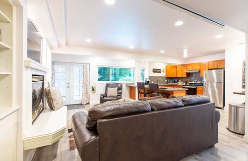 Lynnwood Apartamento | Wooded Oasis MIL Inicio con hermoso Greenbelt arbolado.