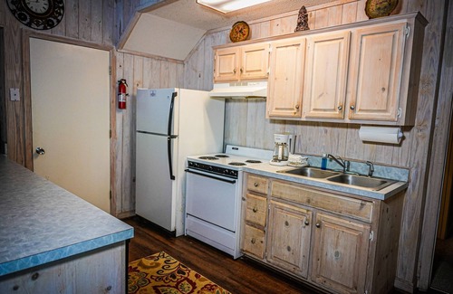 Pine Mountain Chalet De Esquí | Wooded View Chalet right beside our salt water pool!