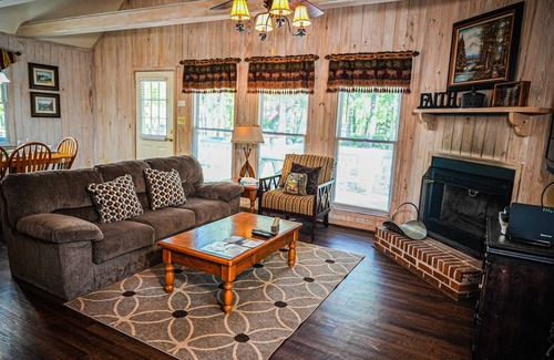 Pine Mountain Chalet De Esquí | Wooded View Chalet right beside our salt water pool!