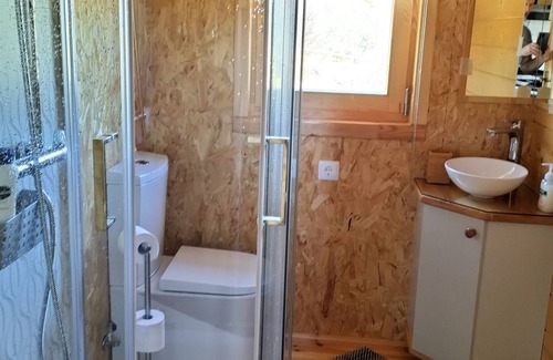 Gouveia Cabaña | Wooden Bungalow with Outdoor Jacuzzi, Pedestrian Paths.