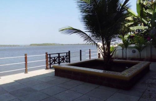 Ribandar Chalet De Esquí | WOODEN CHALET ON THE RIVER BANKS