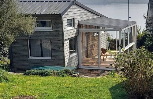 Roscanvel Chalet De Esquí | Chalet de madera con vistas al mar, amplio jardín.