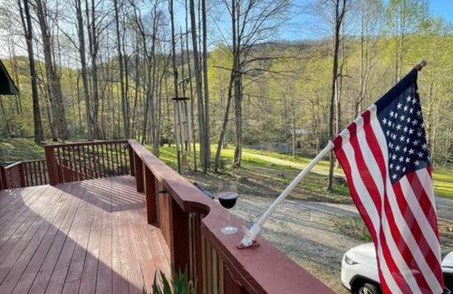 Robbinsville Casa | WOODEN DREAM- Intimate Cabin near Smoky Mountains