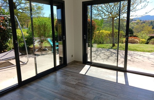 Bas-en-Basset Casa | Wooden house on the edge of the Loire, very quiet, swimming pool, pet allowed.
