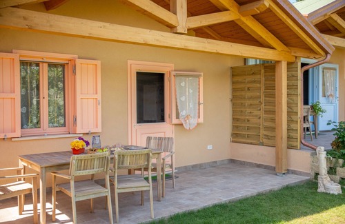 San Brizio Apartamento | Casita de madera con porche y jardín