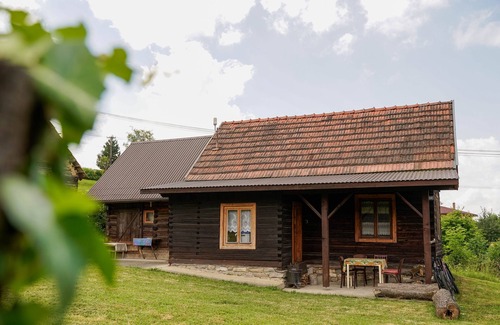 Dubrava Cabaña | Wooden log cabin in traditional style