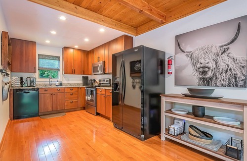North Glade Hills Casa | Woodhaven | Dock Slip, Pool Table, Firepit!