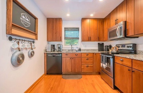 North Glade Hills Casa | Woodhaven | Dock Slip, Pool Table, Firepit!