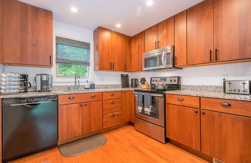 North Glade Hills Casa | Woodhaven | Dock Slip, Pool Table, Firepit!