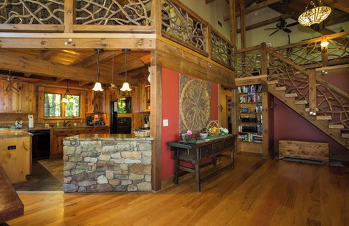 Fairview Cabina | Woodhaven | Private, Pet Friendly, Hot Tub & Mountain View!
