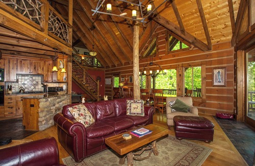 Fairview Cabina | Woodhaven | Private, Pet Friendly, Hot Tub & Mountain View!