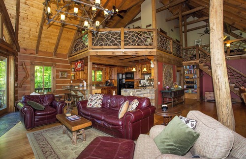 Fairview Cabina | Woodhaven | Private, Pet Friendly, Hot Tub & Mountain View!