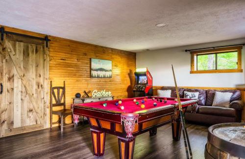 Chalet Village Chalet De Esquí | Woodhaven - Private - 3 Suites - Gorgeous Views - 3 Pools - GameRm - HotTub - Lots of Bears