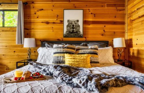 Chalet Village Chalet De Esquí | Woodhaven - Private - 3 Suites - Gorgeous Views - 3 Pools - GameRm - HotTub - Lots of Bears
