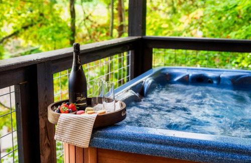 Chalet Village Chalet De Esquí | Woodhaven - Private - 3 Suites - Gorgeous Views - 3 Pools - GameRm - HotTub - Lots of Bears