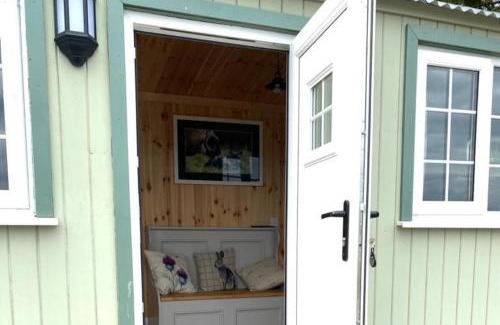 Perth Casa | Woodhead Shepherds Hut - Sleeps 2 - Mailer Farm