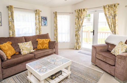 New Quay Cabina | WOODLAND BREEZE, pet friendly, with a garden in Llanarth