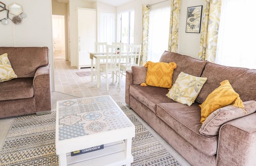 New Quay Cabina | WOODLAND BREEZE, pet friendly, with a garden in Llanarth