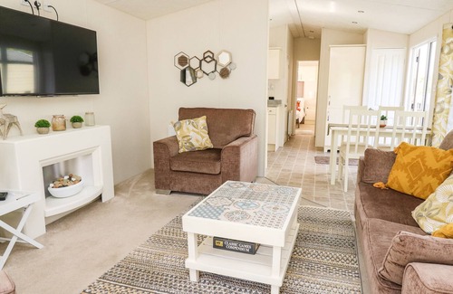 New Quay Cabina | WOODLAND BREEZE, pet friendly, with a garden in Llanarth
