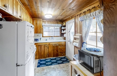 Joseph Casa | Woodland Cabin w/ Fenced Backyard, Deck, Front Porch & WiFi - Dogs Welcome