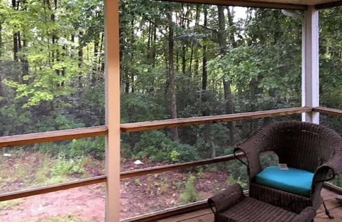 Buckingham Apartamento | Woodland Cottage near Yogaville, nestled in woods