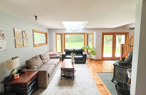 Foster Casa | Woodland Escape: Serene & Sunlit