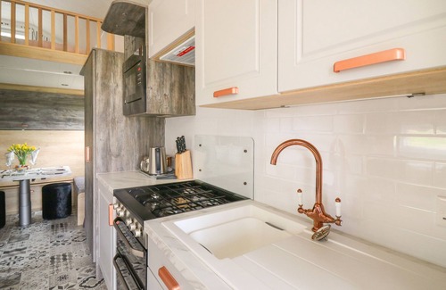 Llandrindod Wells Cabaña | WOODLAND ESCAPE, with hot tub in Rhayader