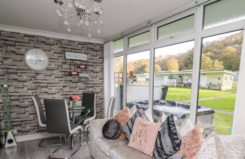 New Quay Cabina | WOODLAND FOREST, family friendly, with hot tub in New Quay