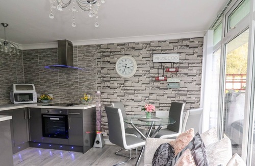 New Quay Cabina | WOODLAND FOREST, family friendly, with hot tub in New Quay
