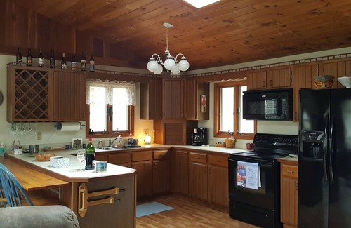 Naples Casa | Woodland Hideaway a Charming Finger Lakes 2 bedroom 1.5 bath home in Naples NY