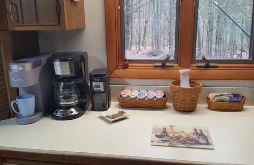Naples Casa | Woodland Hideaway a Charming Finger Lakes 2 bedroom 1.5 bath home in Naples NY