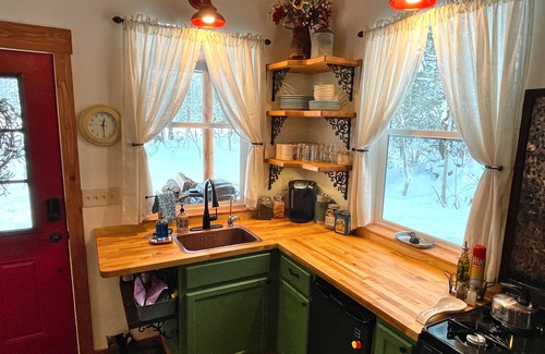 Sandpoint Cabina | Woodland Hideaway Cozy Cabin in the Woods, Peaceful, Charming & Pet-Friendly