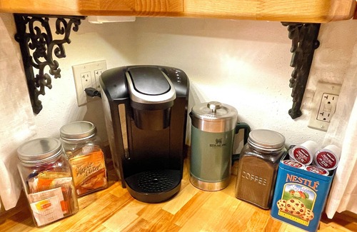 Sandpoint Cabina | Woodland Hideaway Cozy Cabin in the Woods, Peaceful, Charming & Pet-Friendly