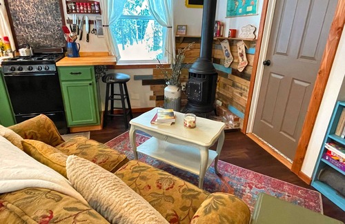 Sandpoint Cabina | Woodland Hideaway Cozy Cabin in the Woods, Peaceful, Charming & Pet-Friendly