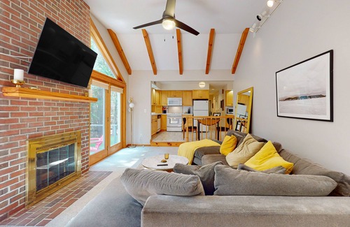 Bath Casa | Woodland home with screened porch, 2 living rooms - near historic waterfront