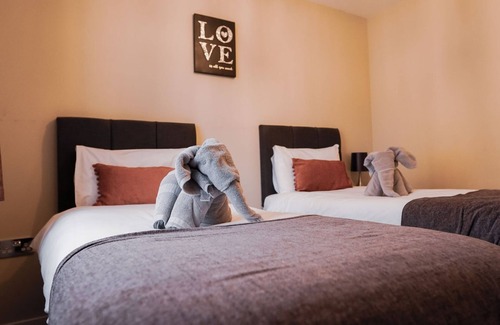 Pevensey Cabina | Woodland Lodge with hot tub - Warrenwood Country Park