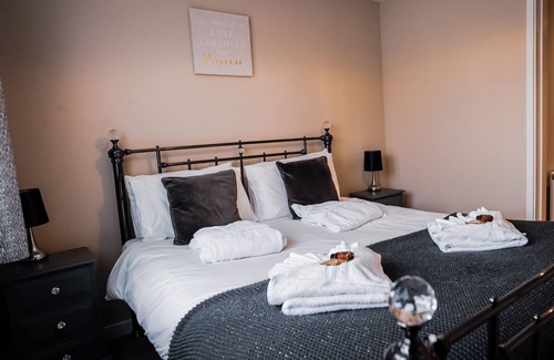 Pevensey Cabina | Woodland Lodge with hot tub - Warrenwood Country Park