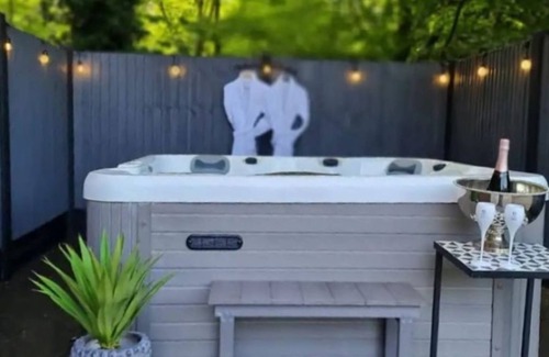 Nuthall Casa | Woodland romantic hideaway - but only 15 mins to city centre!