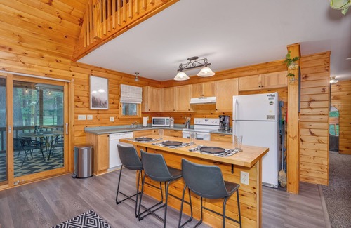 Berkeley Springs Cabina | The Bear’s Lair: Cozy, Clean, Handicapped-Friendly & Family-Ready