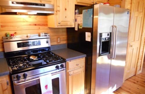 Leitchfield Cabina | Retiro de otoño en 7 acres de bosque, con muelle y kayaks
