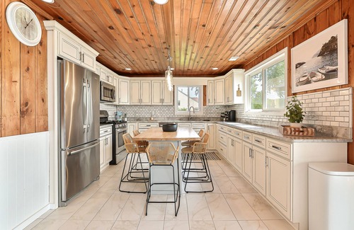 Brighton Casa | Woodland Shores: A Holiday A Getaway Like No Other! Vacation Awaits with Hot Tub on Woodland Lake!