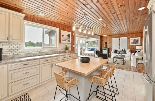 Brighton Casa | Woodland Shores: A Holiday A Getaway Like No Other! Vacation Awaits with Hot Tub on Woodland Lake!