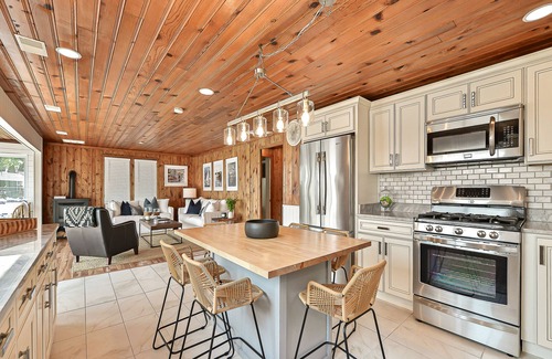 Brighton Casa | Woodland Shores: A Holiday A Getaway Like No Other! Vacation Awaits with Hot Tub on Woodland Lake!