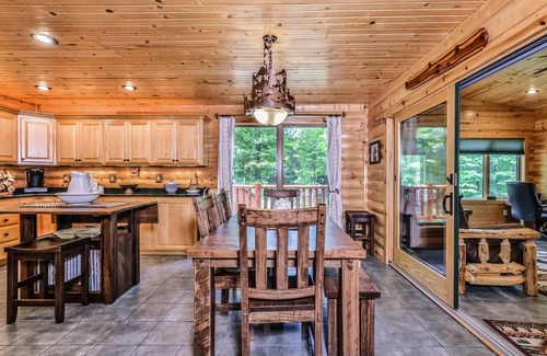 Mercer Casa | Woodland Wonderland | Spacious cabin-style house in Winchester with lake access