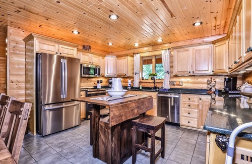 Mercer Casa | Woodland Wonderland | Spacious cabin-style house in Winchester with lake access