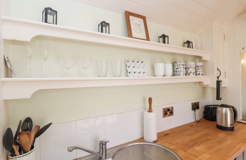 Woodbridge Cabaña | WOODLANDS RETREAT SHEPHERD'S HUT, pet friendly in Laxfield
