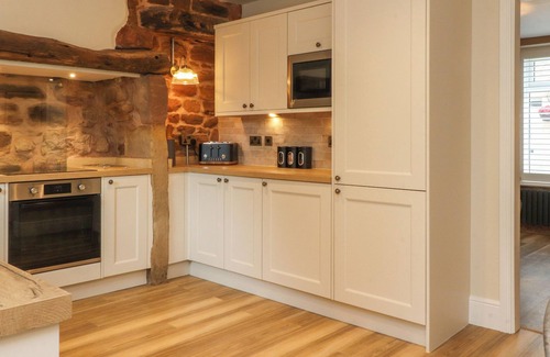 Morecambe Cabaña | WOODMAN COTTAGE, pet friendly, character holiday cottage in Heysham