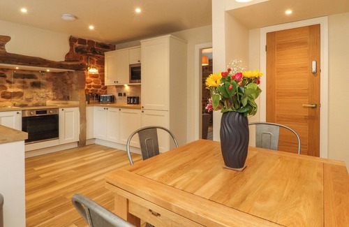 Morecambe Cabaña | WOODMAN COTTAGE, pet friendly, character holiday cottage in Heysham