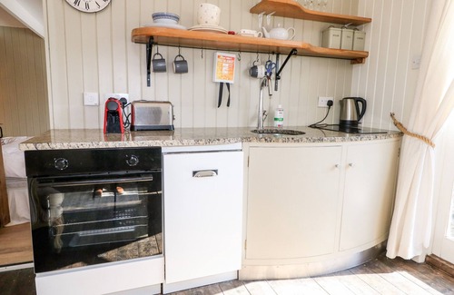 Haslemere Cabaña | WOODMANCOTE LODGE, admite mascotas en Linchmere, Ref 916403